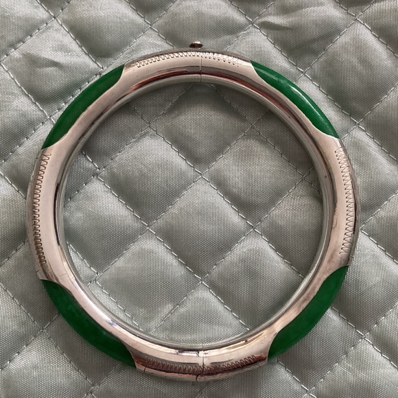 Green jade and sterling silver bangle bracelet - Picture 2 of 8